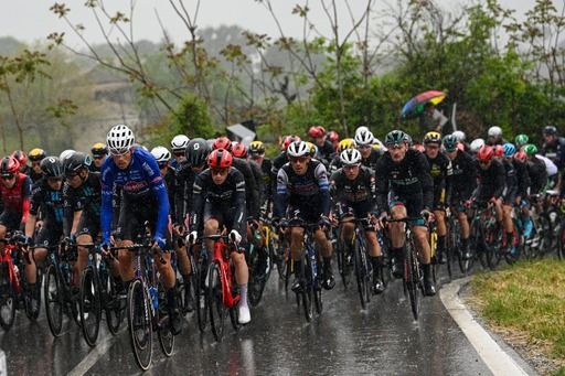 La spunta Groves a Salerno ma piovono cadute: Remco fa il bis d'asfalto