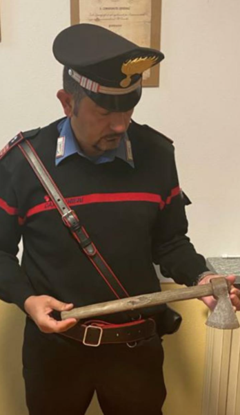 Notizie dal Piemonte. Serravalle: Insegue il nonno brandendo un'ascia: 35enne in manette per maltrattamenti in famiglia