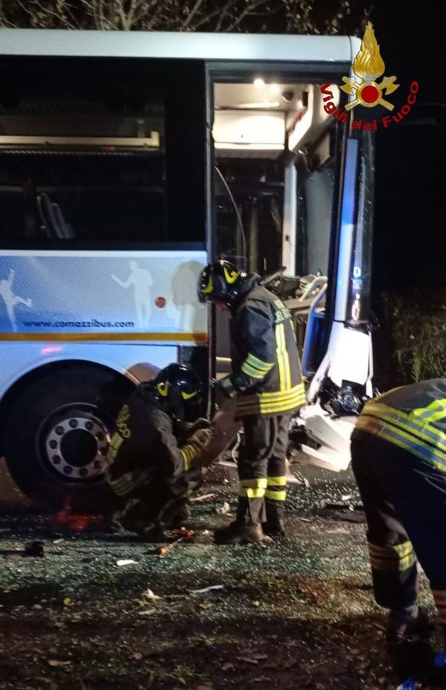 Incidente stradale a Miasino: scontro tra autobus di linea e auto Incidente stradale a Miasino: scontro tra autobus di linea e auto