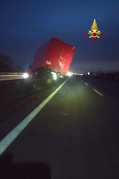 Dal Nord Ovest. Scontro tra un tir e un furgone all'altezza di Carisio