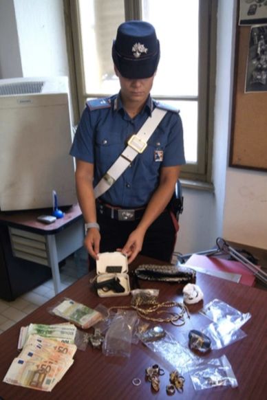 Nel camper gioielli, 33mila euro e una pistola rubata: in manette un sinti vercellese