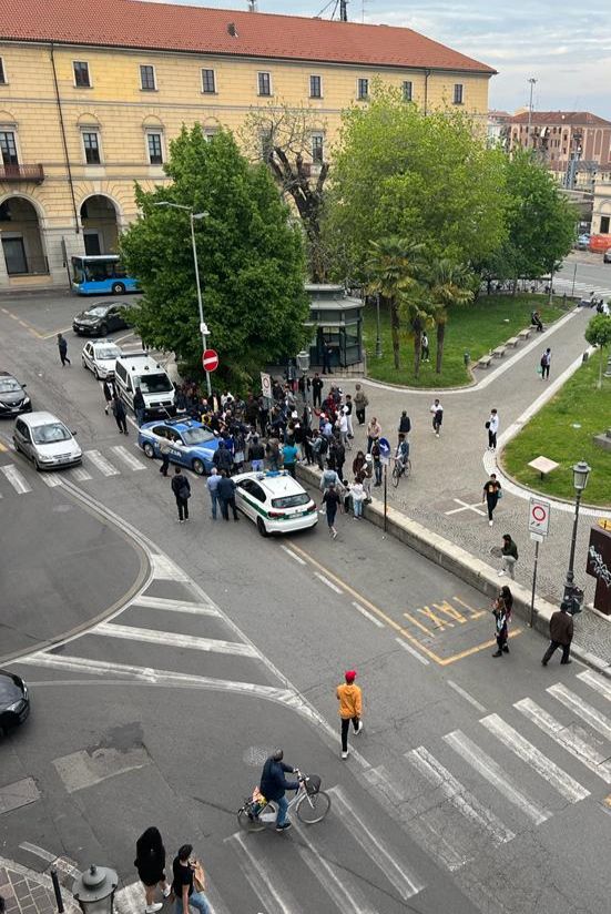 Tensione a Novara: straniero si rifiuta di esibire i documenti alla Municipale. Scoppia una rivolta in piazza Garibaldi