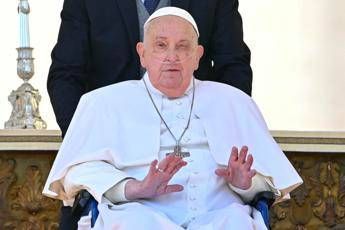 Papa Francesco migliora, Vaticano: &quot;Prolungati periodi senza ossigeno&quot;