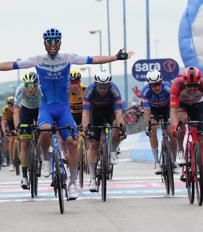 Stop alle critiche sul Giro-noia. Matthews vince a Melfi, prima &quot;sfida&quot; Evenepoel-Roglic