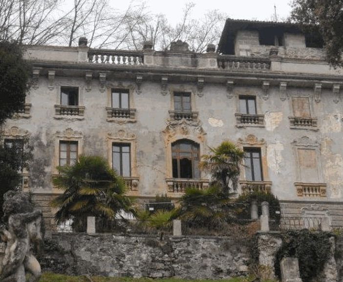 A Lesa ferve la discussione sull’ipotesi di recuperare villa Cavallini