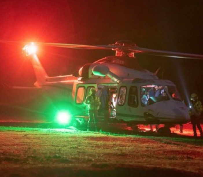 Dal nord ovest. Fuori strada con l'auto, 24enne in codice rosso