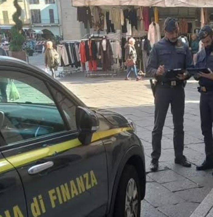 Cronaca nord-ovest. Bigiotteria e addobbi natalizi irregolari: 1.600 articoli sequestrati dalla Guardia di Finanza