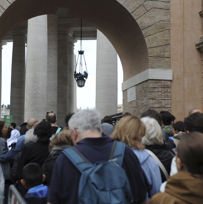 Fila di fedeli per rendere omaggio alla tomba di Papa Francesco