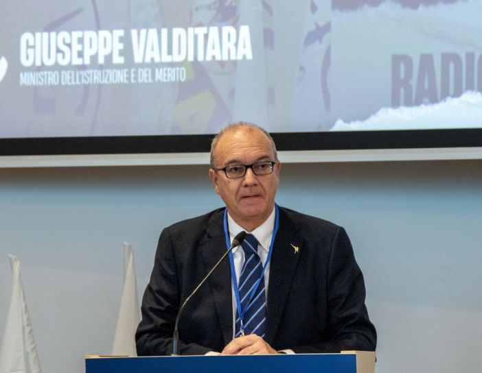Verifiche e compiti a casa, Valditara interviene con una circolare