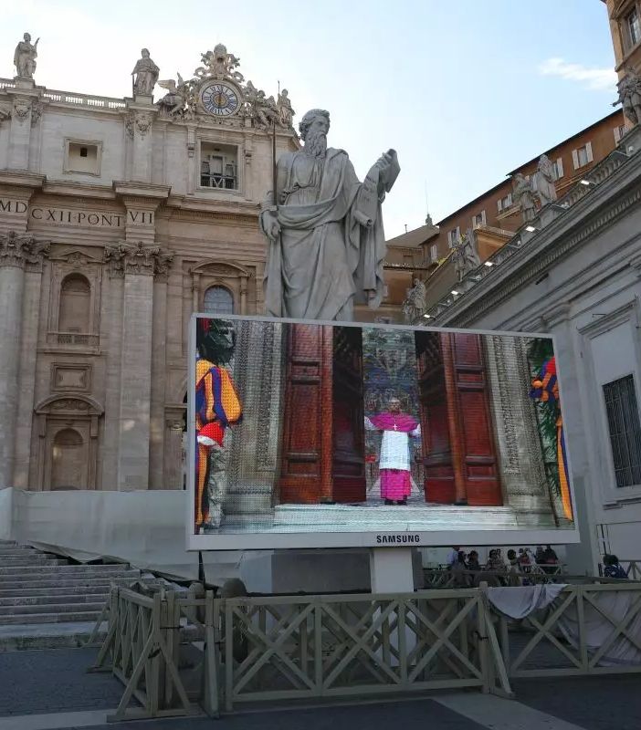 “Extra omnes”. Si chiude la Cappella Sistina, al via il Conclave