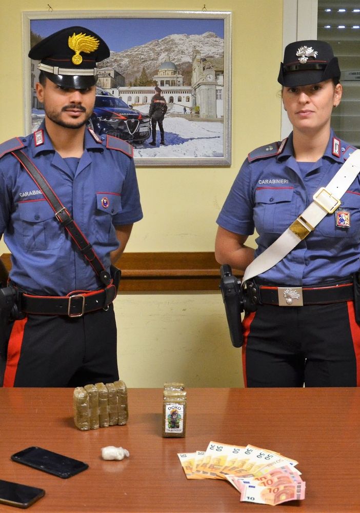 In auto oltre un chilo di hashish, tenta di investire un Carabiniere per scappare