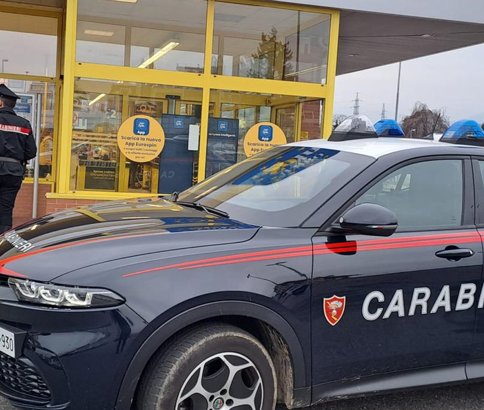 Biella, non ha soldi per il cibo e ruba per necessità: i Carabinieri le pagano il conto