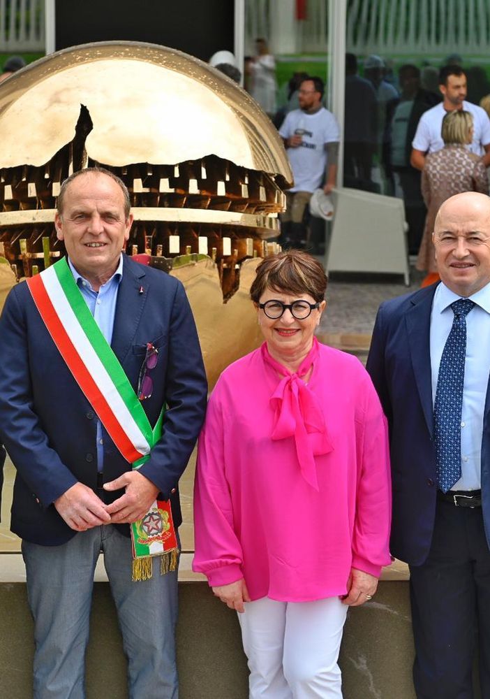 Nell'immagine: inaugurazione della scultura di Arnaldo Pomodoro all'ingresso della sede di Suno (da sin. Alberto Nobili CEO, Riccardo Giuliani sindaco di Suno, Arch. Maria Grazia Nobili, Pierluigi Nobili) Ph A. Lercara