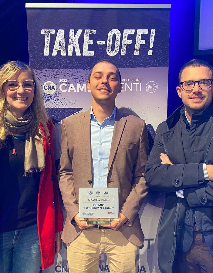 Nella foto Melissa Gambaro, presidente CNA Giovani Imprenditori Piemonte Nord, il premiato Luigi Menaggia e Lorenzo Bontempi, responsabile CNA Giovani Imprenditori Piemonte Nord