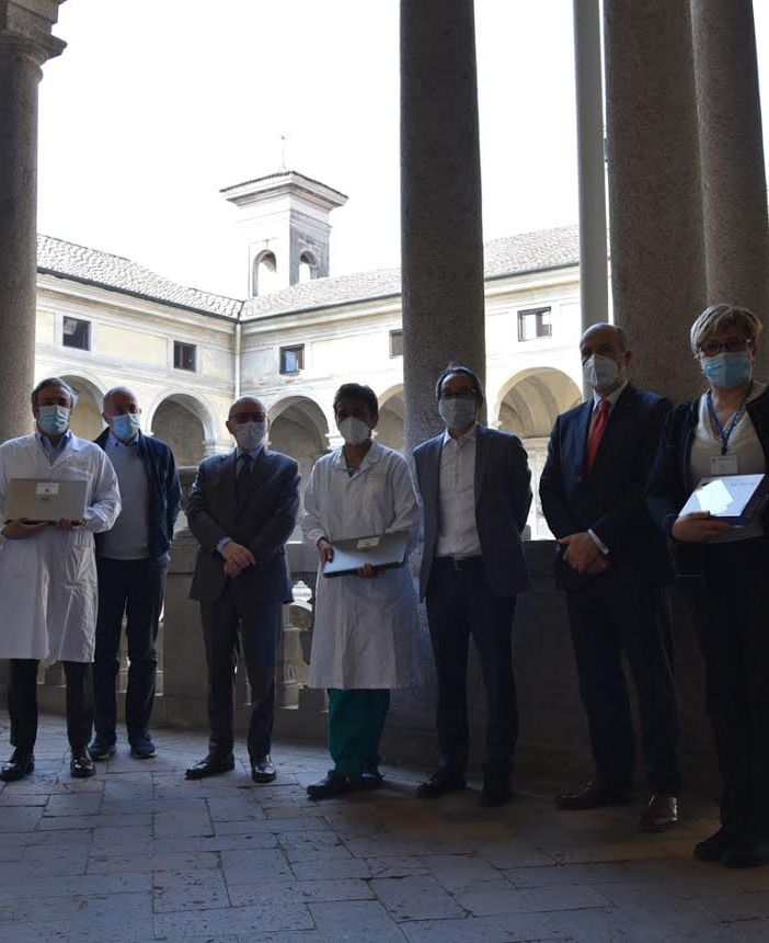 Donati alla pediatria dell'Ospedale Maggiore 17 tablet e 17 pc portatili