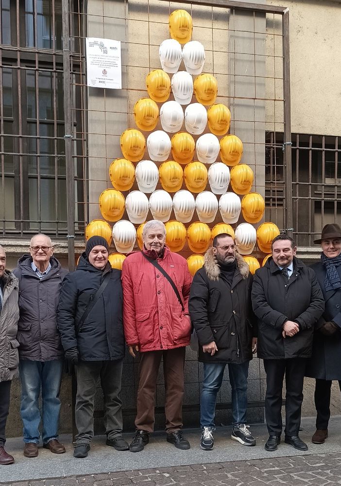 Un albero di Natale fuori dagli schemi: il simbolo di Novara per la sicurezza sul lavoro