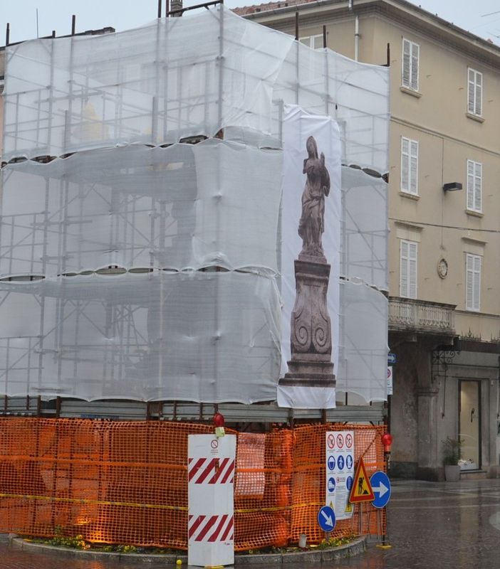 Borgomanero: continuano i lavori di restauro alla statua dedicata all’Immacolata