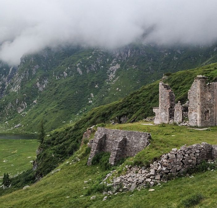 Prati verde smeraldo e rovine arroccate, non serve andare in Irlanda!