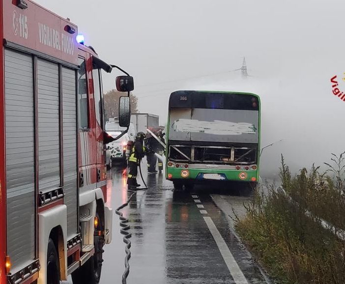 Brucia un bus tra Novara e Trecate, intervengono i Vigili del Fuoco