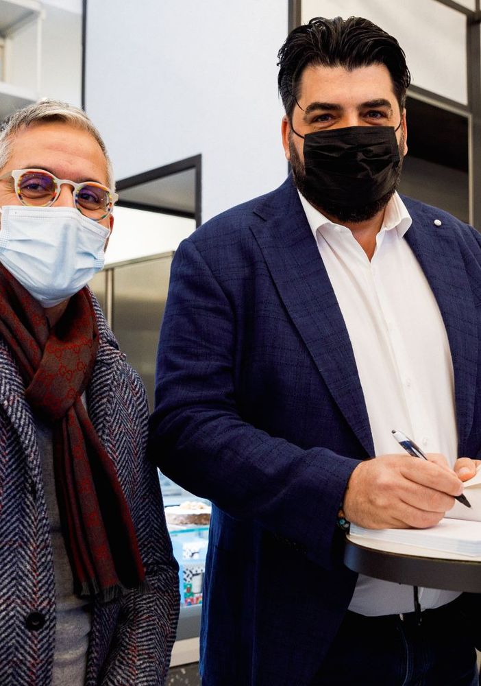 Grande successo per il firmacopie   del nuovo libro di Antonino Cannavacciuolo  a Vicolungo The Style Outlets