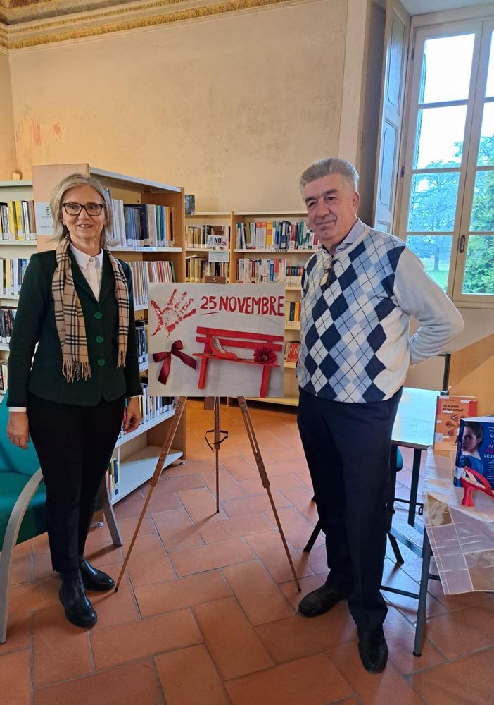 Donata dal pittore Riccardo Borando alla Biblioteca civica un'installazione dedicata al 25 novembre