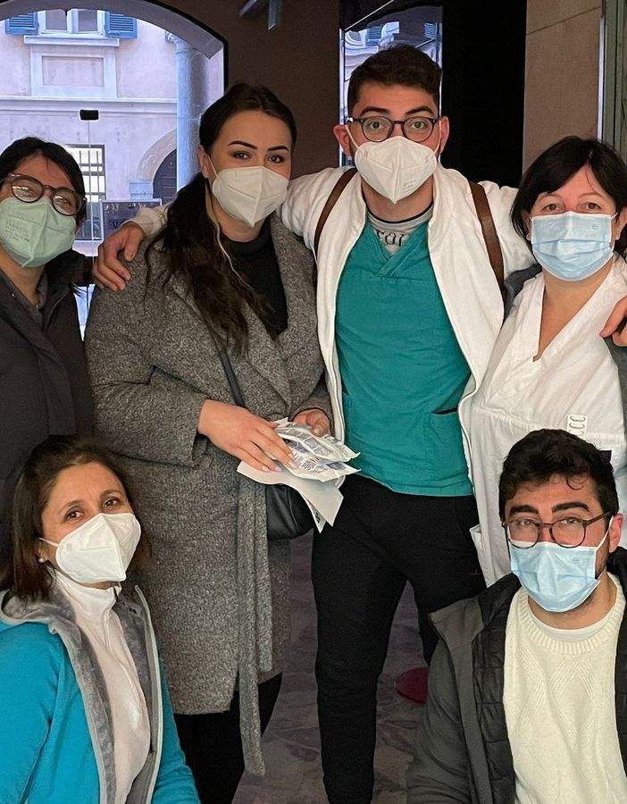 Nella foto il gruppo del SISP con la collega vaccinata