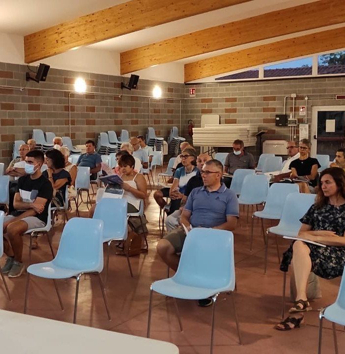 Un folto ed interessato pubblico alla conferenza sui cambiamenti climatici di Gargallo