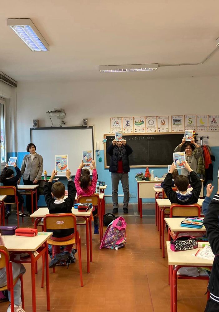 Cameri, in regalo alle classi della scuola primaria il libro di Anna Lavatelli