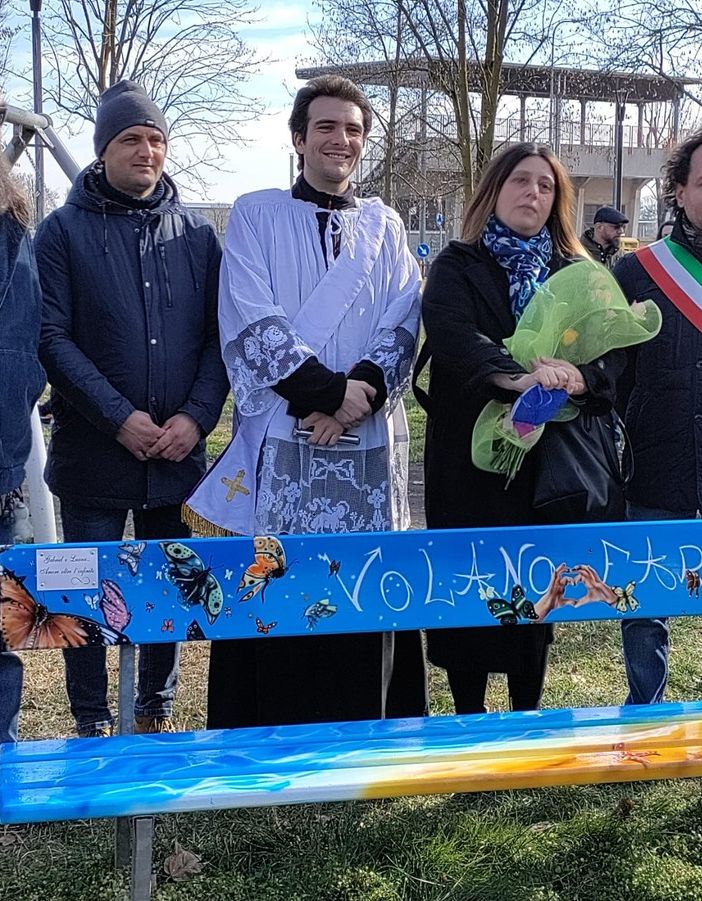 Cameri: inaugurazione della nuova panchina in onore di Gabriel e Luana nel parco giochi degli impianti sportivi