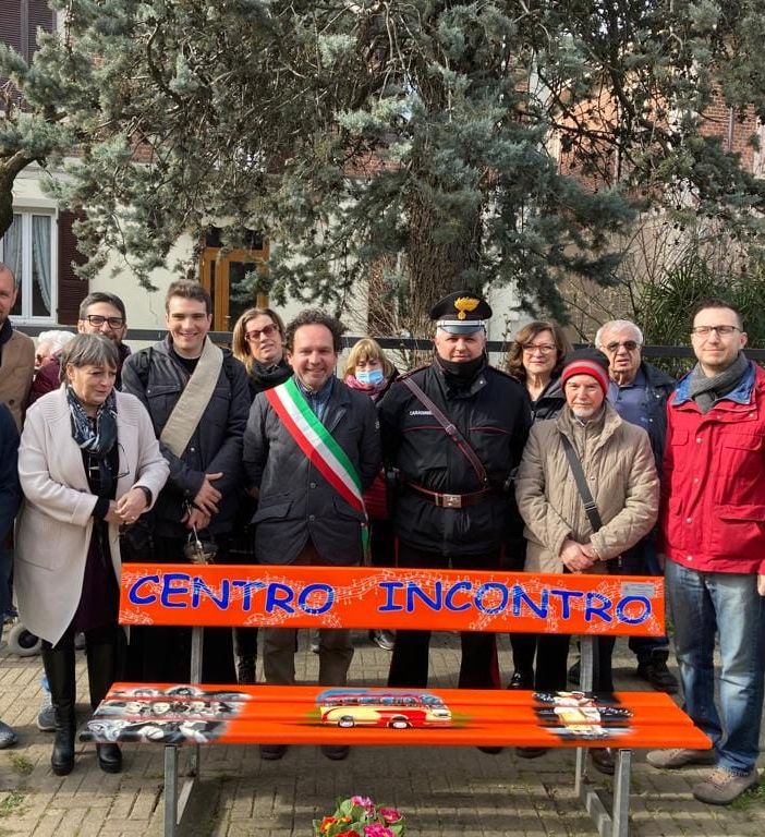 Cameri: il Centro Incontro Anziani inaugura una nuova panchina in via Baracca