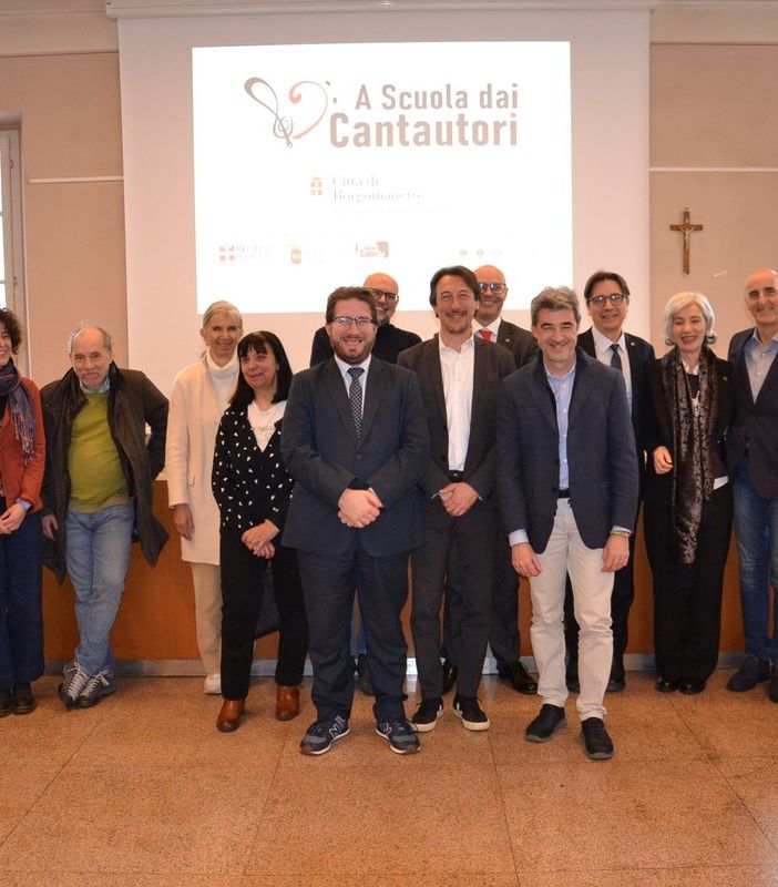 Novara: presentato il progetto 'A scuola dai cantautori' con oltre 600 studenti coinvolti