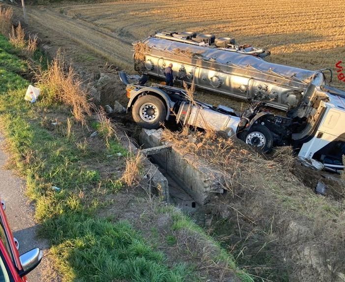 Cerano, autocisterna esce di strada e si ribalta in un campo