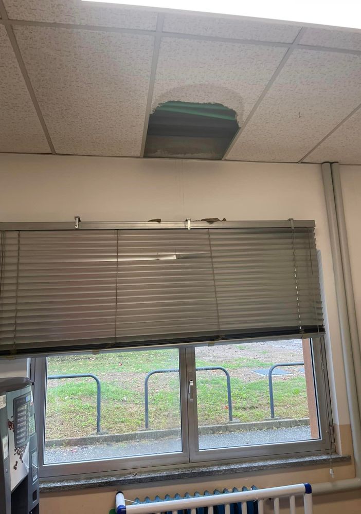 Pannello cade dal soffitto e colpisce un'inserviente dell'asilo
