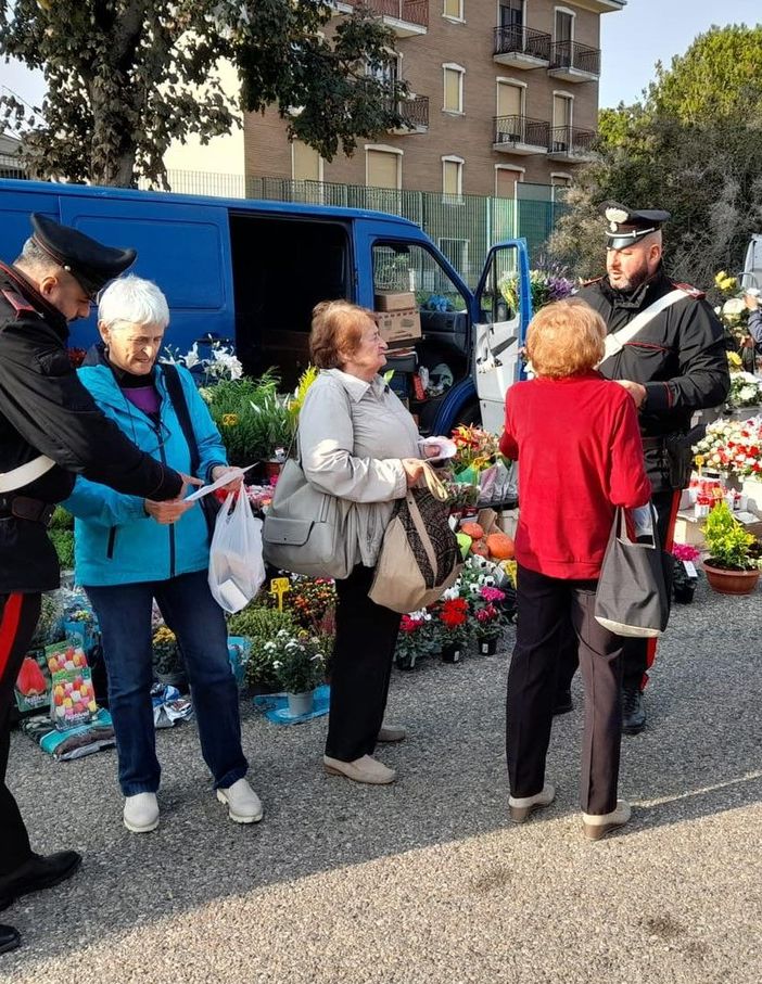 Carabinieri sensibilizzano la comunità contro le truffe