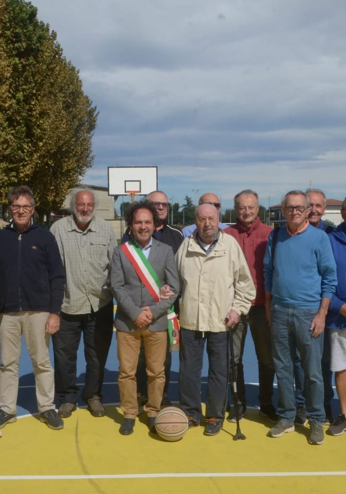 Cameri: inaugurato il rinnovato campetto da basket di via Ticino