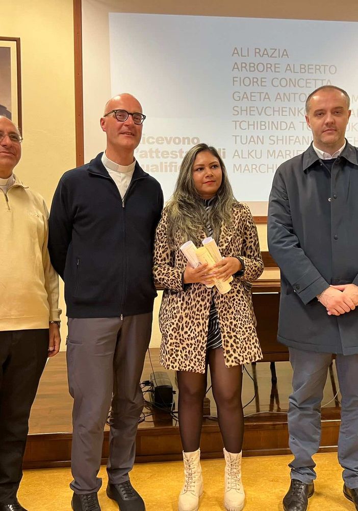 Federico Binatti premia i giovani chef del corso di qualifica al “San Lorenzo”. FOTO