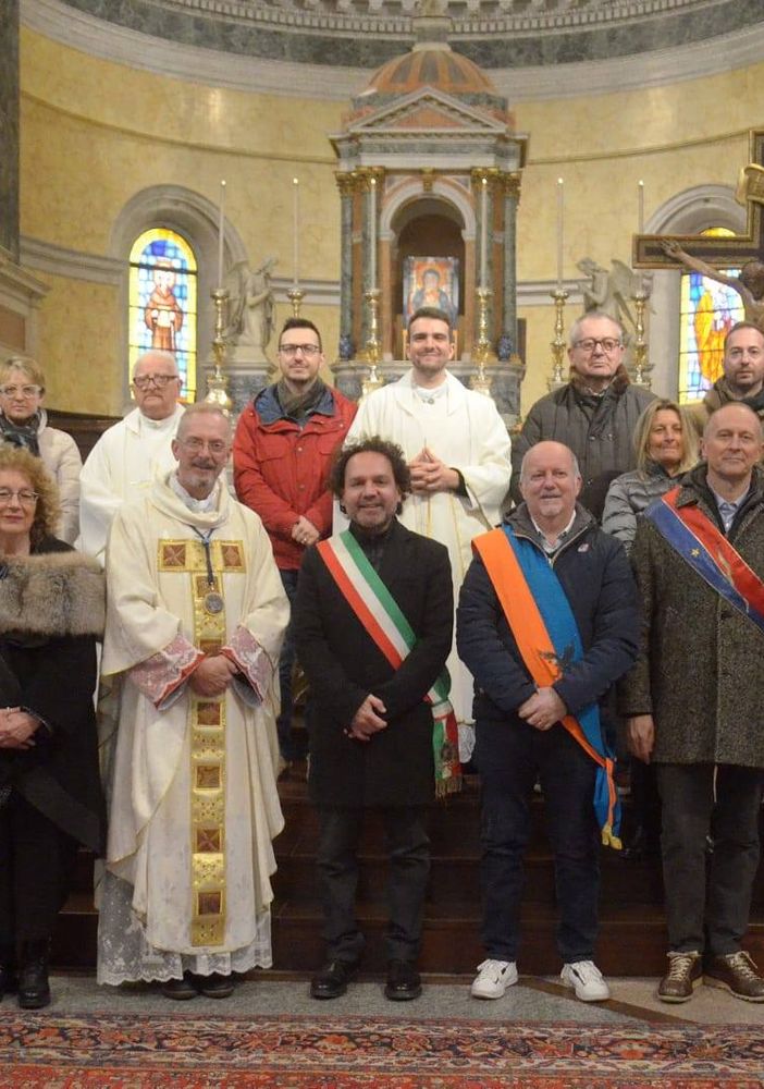Don Massimo Martinoli celebra 10 anni di parrocchia a Cameri