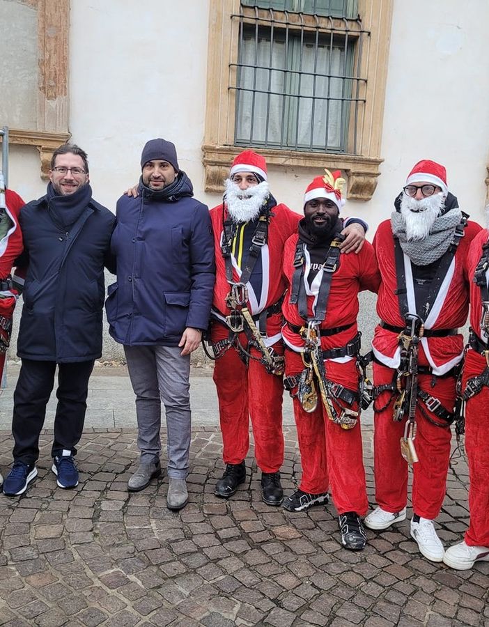 Spettacolo natalizio a Novara: Babbo Natale acrobatico arriva dal cielo