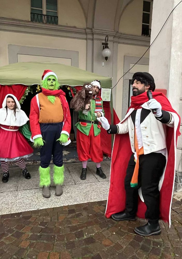 Numerosi bambini Trecatesi visitano la casa del Grinch a Piazza Cavour
