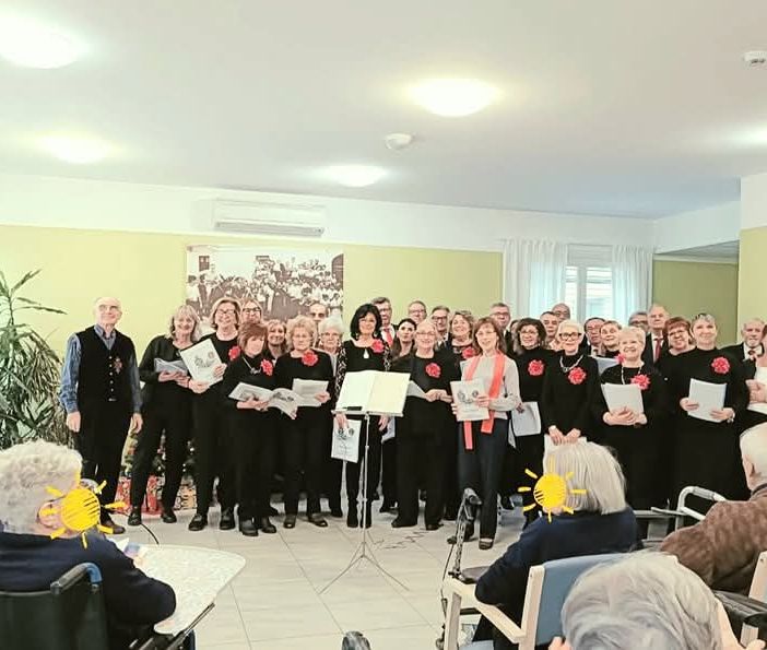 Il coro Aurora visita la Rsa “Il Melograno” a Trecate