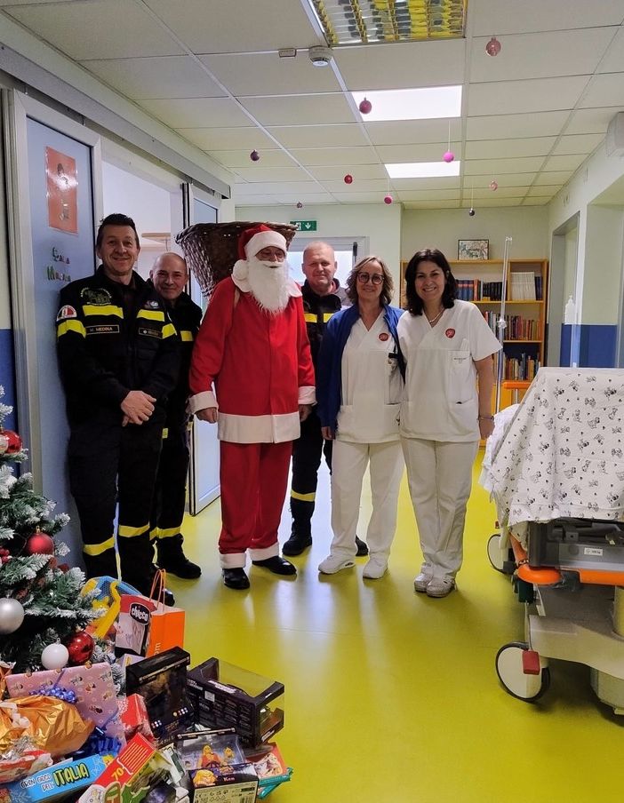 Babbo Natale e i vigili del fuoco portano gioia ai piccoli pazienti dell’ospedale di Borgomanero