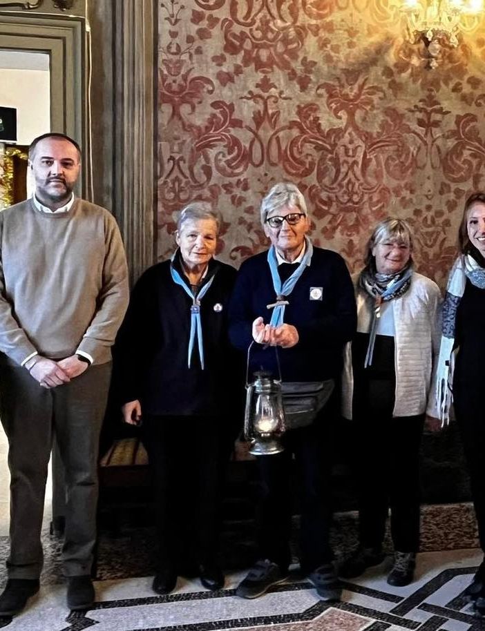 La luce di Betlemme illumina Trecate: simbolo di pace e fratellanza