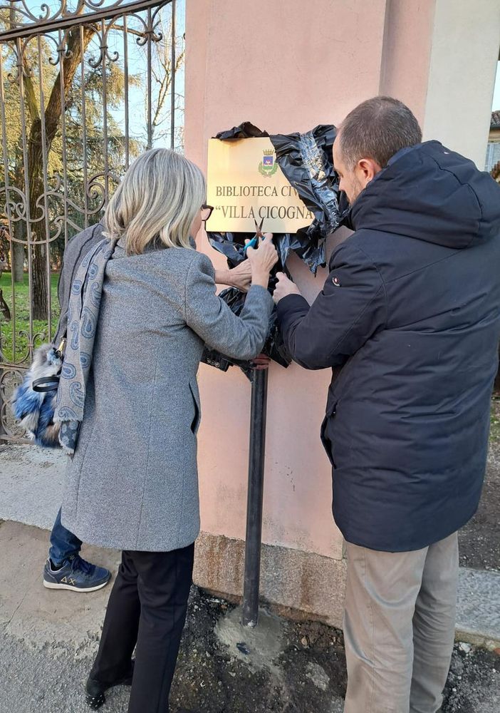 Nuove targhe all'esterno di Villa Cicogna e della Biblioteca Civica