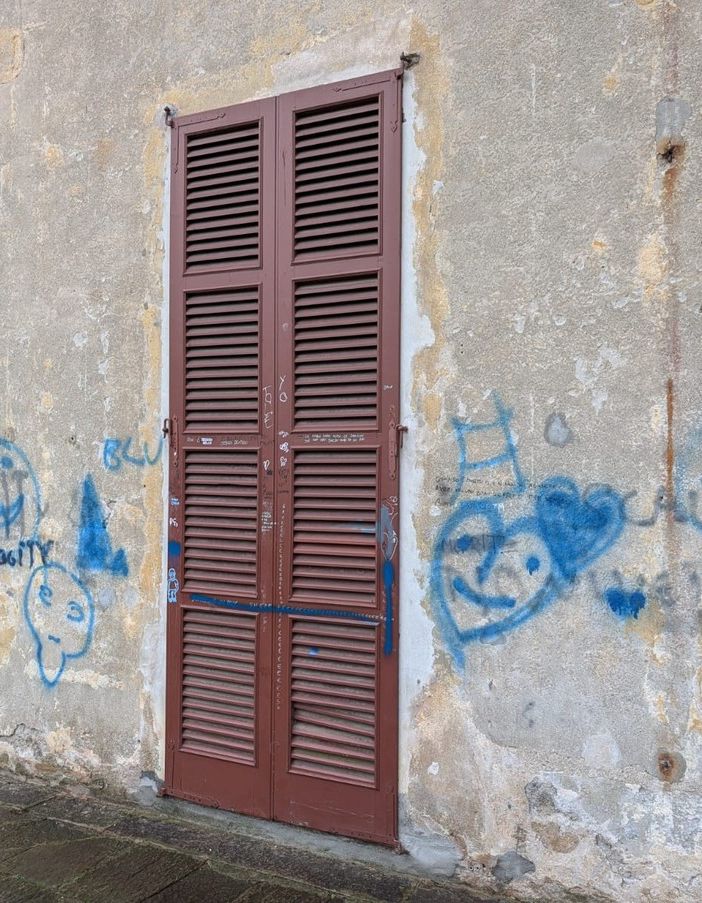 Vandali imbrattano Villa Soranzo: il sindaco denuncia l'accaduto