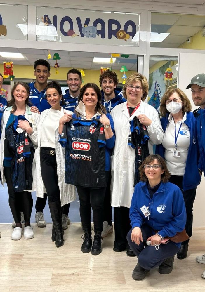 Il Novara calcio porta un sorriso ai piccoli pazienti dell’ospedale