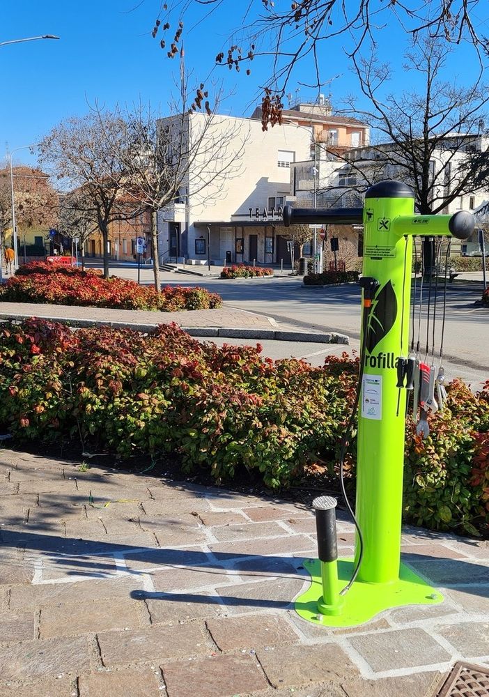 Oleggio: installata una colonnina per la manutenzione delle biciclette vicino alla stazione