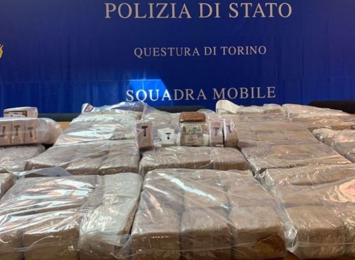 Dal Nord Ovest. Trasporta 84 kg di hashish nel vano del furgone: Squadra Mobile arresta trafficante di droga [VIDEO]