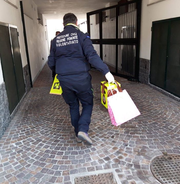 Uova e Colombe per gli ospiti delle RSA portate dai volontari della Protezione Civile