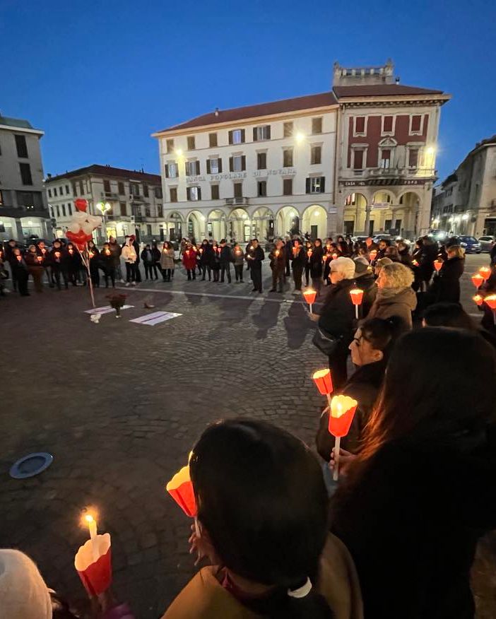 Fiaccolata a Trecate per la giornata internazionale contro la violenza sulle donne. FOTO