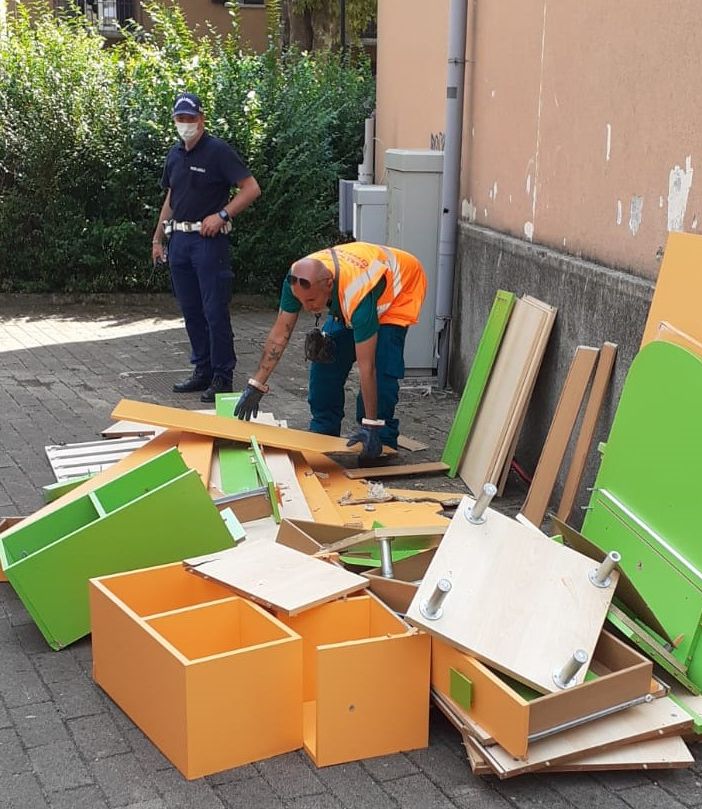 Rifiuti in strada, sanzionata la colpevole